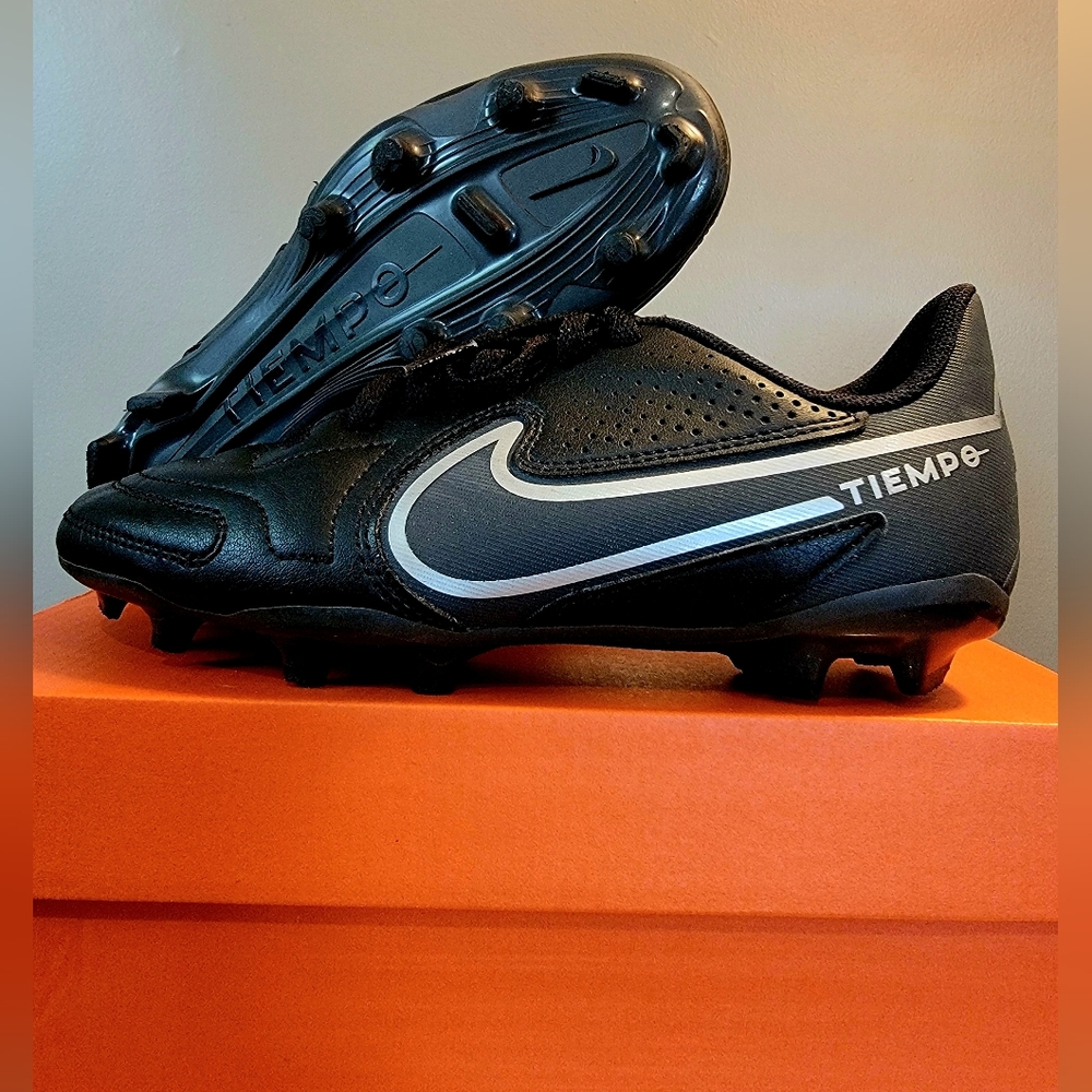 Like New NIKE JR Legend Soccer Cleats 4.5Y